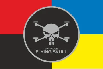 Флаг Батальона СБС (Силы беспилотных систем) ВСУ «Flying Skull». Вариант-05 Флаг Батальона СБС (Силы беспилотных систем) ВСУ «Flying Skull». Вариант-05