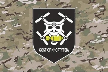 Флаг Роты ударных БПЛА «Gost of Khortysia» 15 БрОН НГУ. Вариант-04 Флаг Роты ударных БПЛА «Gost of Khortysia» 15 БрОН НГУ. Вариант-04