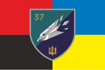 Флаг ББС (Батальон беспилотных систем) «Mad Hawks» 37 ОБрМП ВМС ВСУ. Вариант-11 Флаг ББС (Батальон беспилотных систем) «Mad Hawks» 37 ОБрМП ВМС ВСУ. Вариант-11
